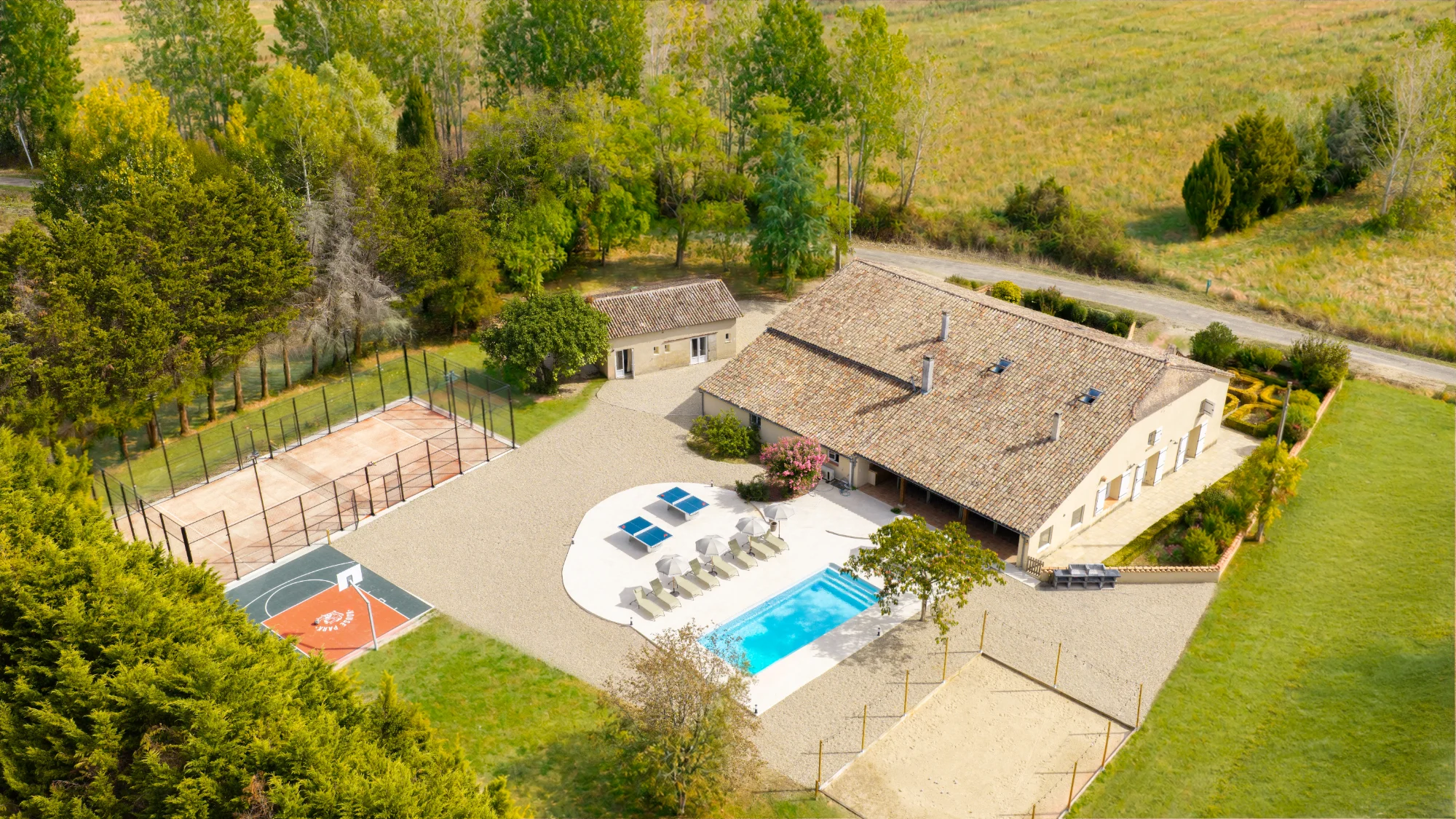 Vue aérienne de la piscine et des terrains de sport