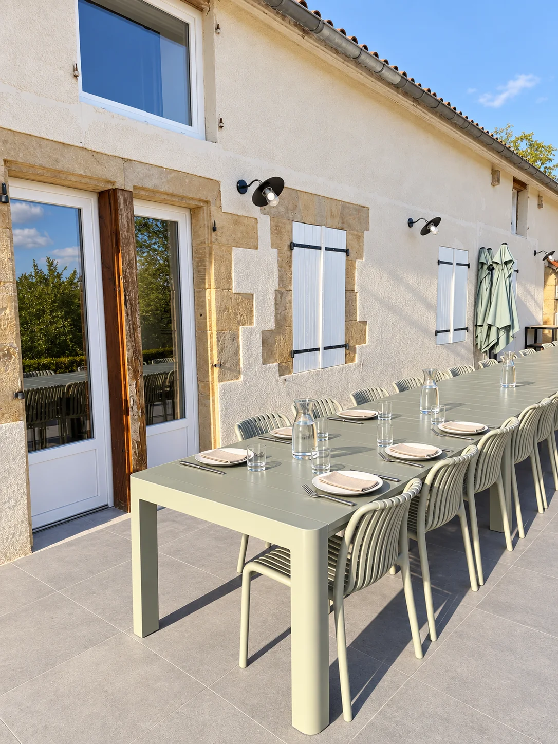 Terrasse dressée pour les repas