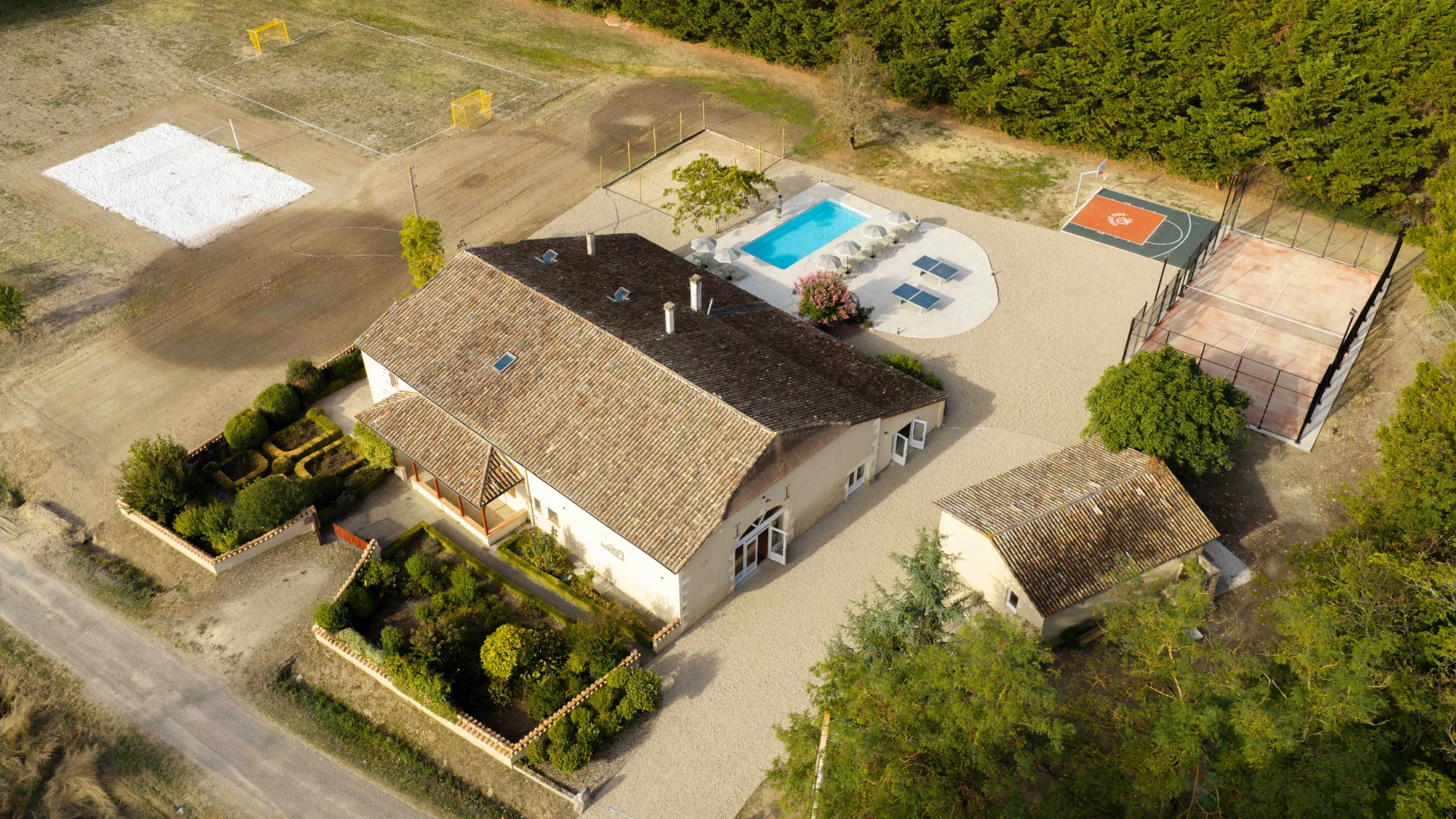 Vue aérienne de la maison et de la piscine